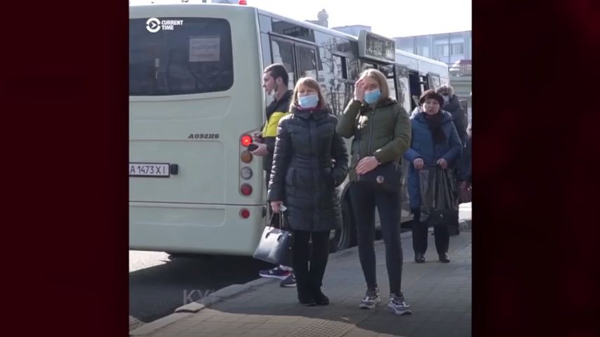 V Kyjevě kvůli koronaviru nejezdí metro. Lidé se mačkají v autobusech